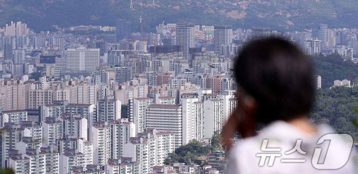 25일 서울 남산을 찾은 관광객이 시내와 아파트단지를 바라보고 있다. 2024.9.25/뉴스1 ⓒ News1 박지혜 기자