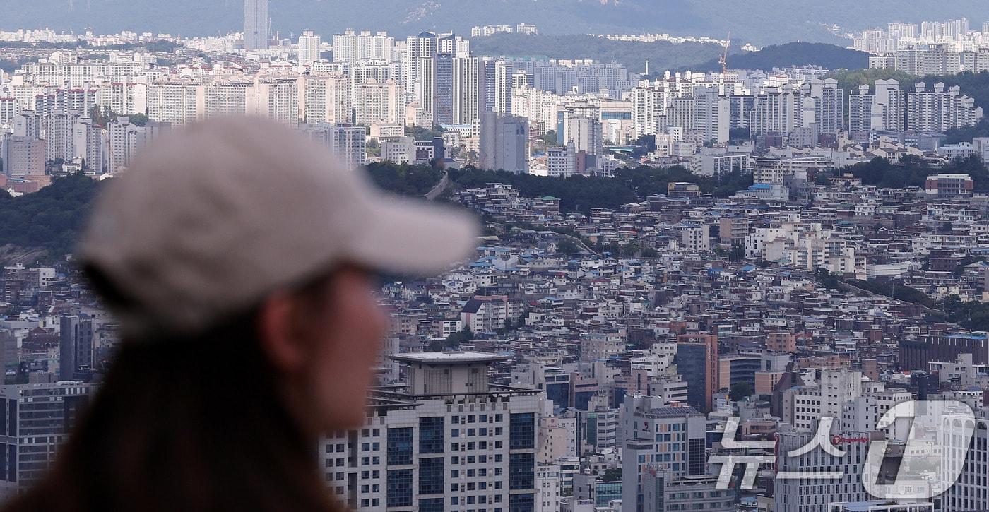 25일 서울 남산을 찾은 관광객이 시내와 아파트단지를 바라보고 있다.2024.9.25/뉴스1 ⓒ News1 박지혜 기자