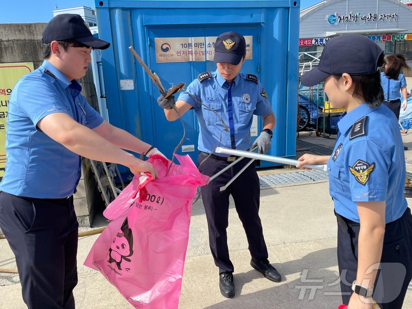 국제연안정화의 날을 앞둔 25일 속초해경 소속 경찰관들이 고성 거진항 일대에서 정화활동을 펼치고 있다.&#40;속초해경 제공&#41; 2024.9.25/뉴스1