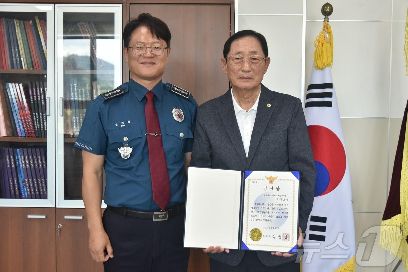 심명섭 속초경찰서장&#40;사진 왼쪽&#41;에게 감사장 전달받는 학교배움터지킴이 오신호 씨.&#40;속초경찰서 제공&#41; 2024.9.25/뉴스1