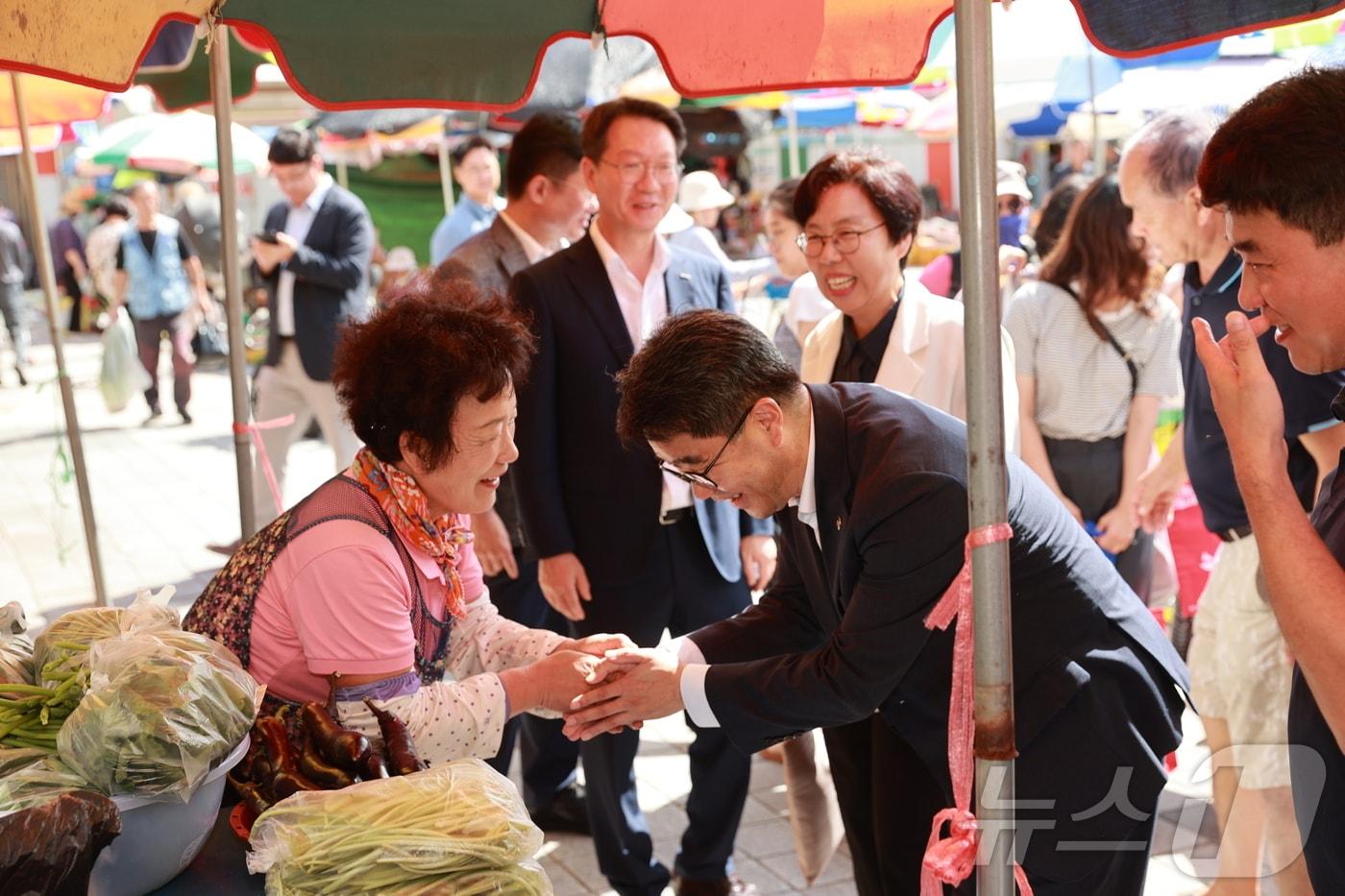 김성섭 중소벤처기업부 차관이 25일 경북 포항 오천시장을 방문해 장을 보며 시장 상인과 소통하고 있다. &#40;중기부 제공&#41;