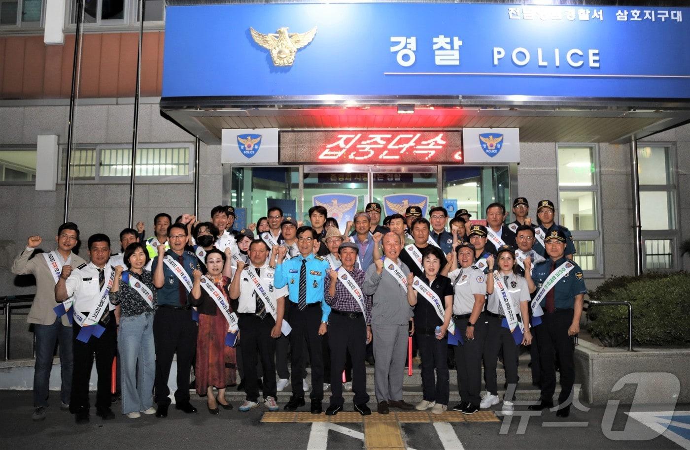 모상묘 전남경찰청장을 비롯한 경찰관들과 관공서, 지역 주민들이 24일 전남 영암군 삼호읍에서 대대적인 야간 합동 순찰을 돌고 있다.&#40;전남경찰청 제공&#41; 2024.9.25