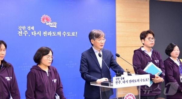 김인태 전주시 부시장이 25일 브리핑을 갖고, 전주페스타 2024 일정에 대해 설명하고 있다.&#40;전주시 제공&#41;/뉴스1