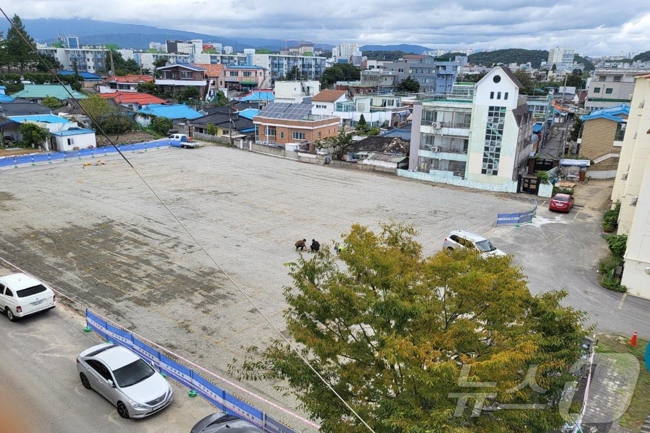 재난안전등급 E등급을 받아 지난해 철거된 강원 강릉시 입암동 &#39;대목금강연립&#39;이 있던 부지. &#40;강릉시 제공&#41; 2024.9.25/뉴스1