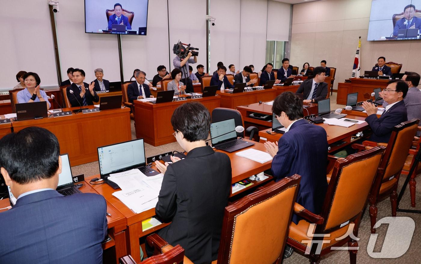 어기구 국회 농림축산식품해양수산위원회 위원장과 여야 의원들이 25일 오후 서울 여의도 국회에서 열린 제418회국회&#40;정기회&#41; 제2차 전체회의에서 조경태 국민의힘 의원 제안으로 폭우 지역을 살피는데 애쓴 임상섭 산림청장을 향해 박수를 보내고 있다. 2024.9.25/뉴스1 ⓒ News1 안은나 기자