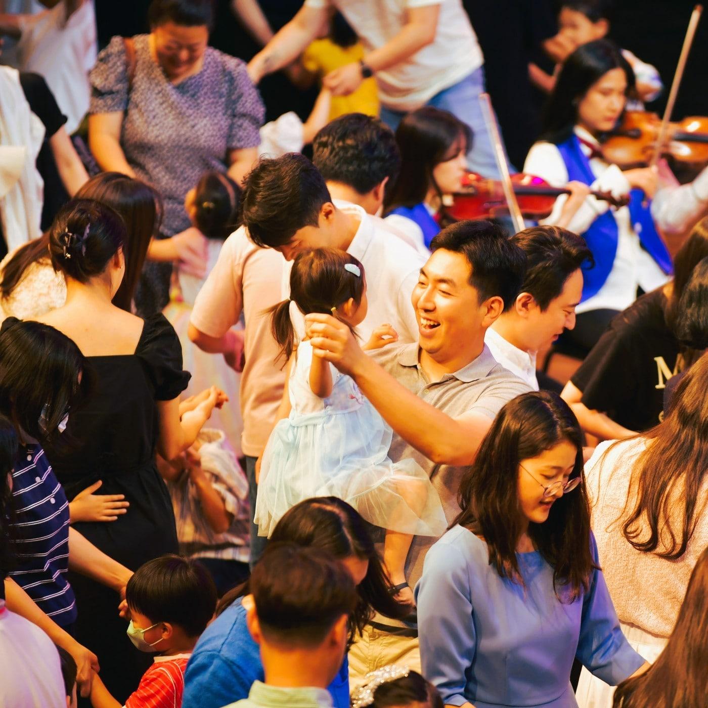 &#39;가족 왈츠&#39;에 참여한 관객들&#40;꾸러기예술단 제공&#41;