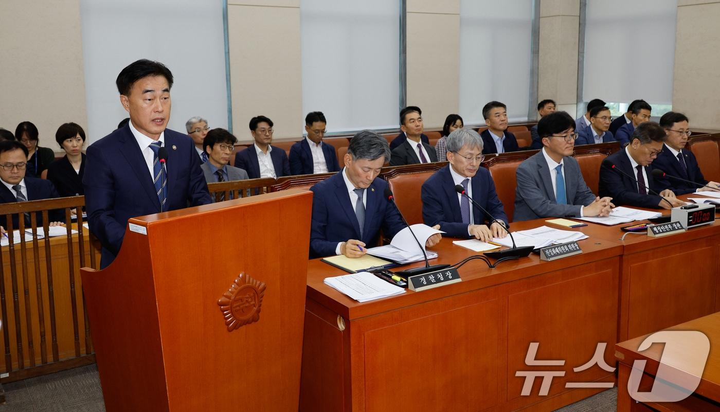 허석곤 소방청장이 지난 달 25일 오후 서울 여의도 국회에서 열린 행정안전위원회 제418회국회&#40;정기회&#41; 제3차 전체회의에서 인사말을 하는 모습. ⓒ News1 안은나 기자