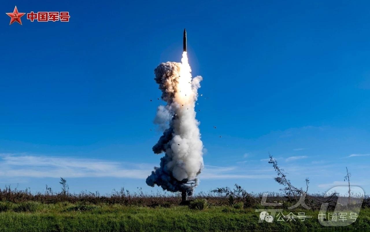 중국 국방부 SNS 계정인 &#39;중국군호&#39;는 25일 발사한 대륙간탄도미사일&#40;ICBM&#41; 발사 장면이 담긴 사진을 26일 공개했다. &#40;사진출처=중국군호&#41; ⓒ News1 정은지 특파원