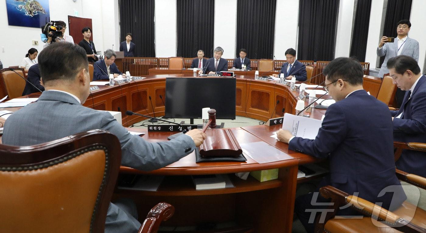 신성범 국회 정보위원회 위원장이 26일 오전 서울 여의도 국회에서 열린 정보위원회 전체회의를 주재하고 있다. 정보위는 이날 최근 김정은의 고농축우라늄&#40;HEU&#41; 제조 시설 방문, 북 미사일·오물풍선 발사 및 살포 동향 등에 대한 현안 질의를 갖는다. 2024.9.26/뉴스1 ⓒ News1 국회사진취재단