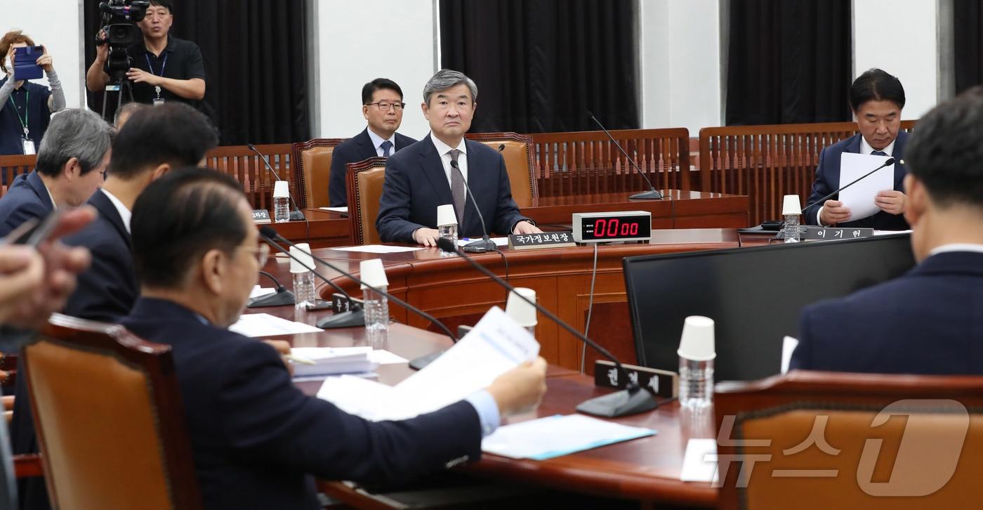 조태용 국가정보원장이 26일 오전 서울 여의도 국회에서 열린 정보위원회 전체회의에 참석하고 있다. 정보위는 이날 최근 김정은의 고농축우라늄&#40;HEU&#41; 제조 시설 방문, 북 미사일·오물풍선 발사 및 살포 동향 등에 대한 현안 질의를 갖는다. 2024.9.26/뉴스1 ⓒ News1 국회사진취재단