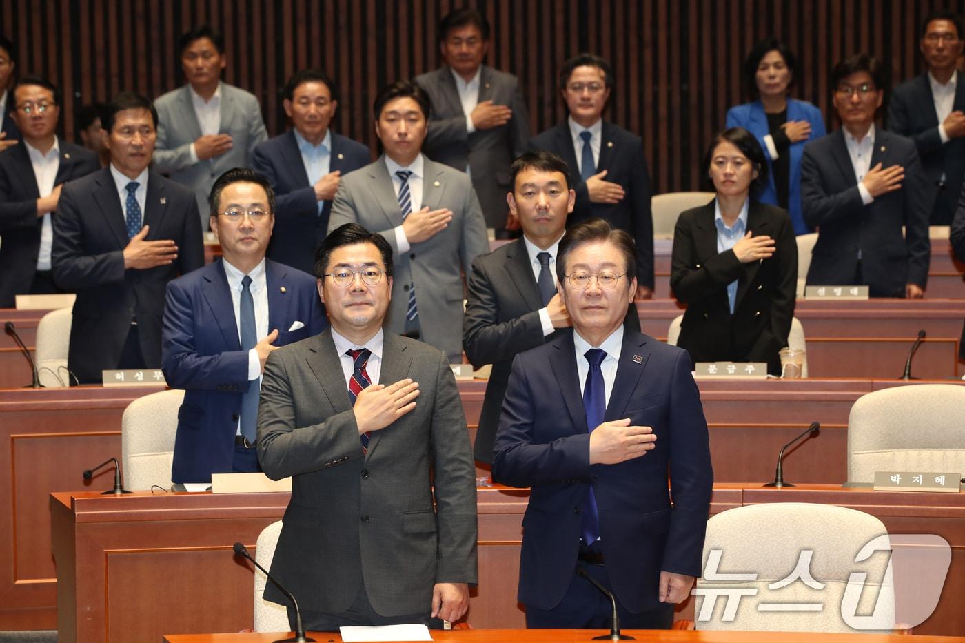 이재명 더불어민주당 대표와 박찬대 원내대표 등 의원들이 26일 오후 서울 여의도 국회에서 열린 의원총회에서 국기에 경례를 하고 있다. 2024.9.26/뉴스1 ⓒ News1 이광호 기자