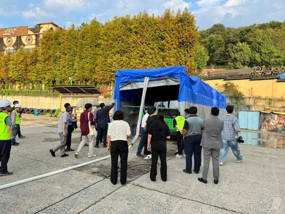 경기 안양시가 비산동 버스공영차고지에 전국 최초로 ‘자동식’ 질식소화포를 설치했다. 사진은 지난 25일 버스공영차고지에서 실시한 자동식 질식소화포 시연 및 훈련에 참여자들이 소화수가 연결된 내부 모습을 살펴보고 있는 모습.&#40;안양시 제공&#41;/