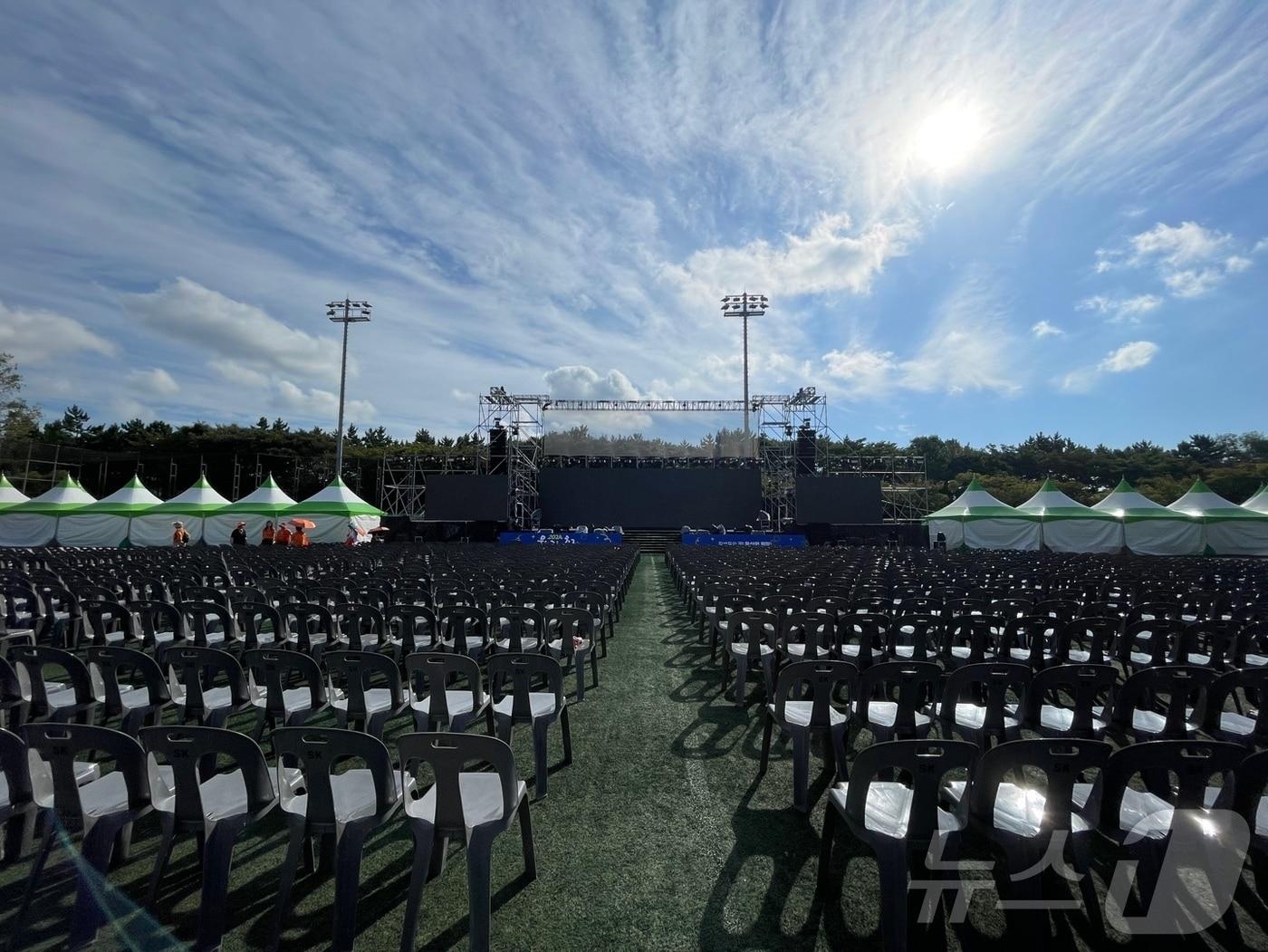 2024 울산고래축제의  주 행사장인 장생마당에 미디어 융합 무대가 설치된 모습.&#40;울산 남구 제공&#41;