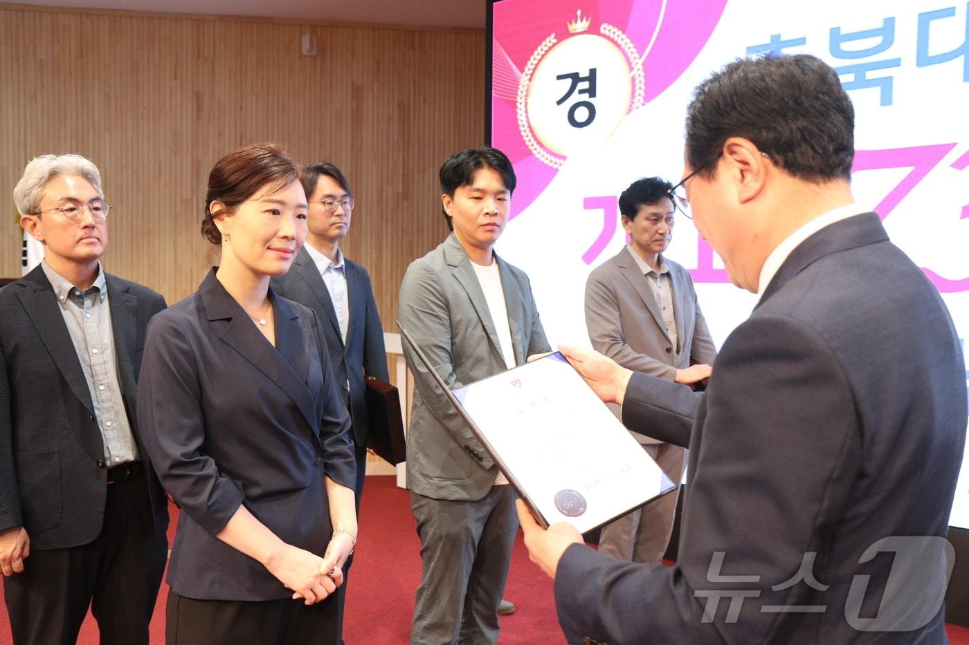 26일 열린 충북대학교 개교 73주년 기념식에서 고창섭 총장이 장기근속자 등에게 표창장을 주고 있다.&#40;충북대 제공&#41;/뉴스1