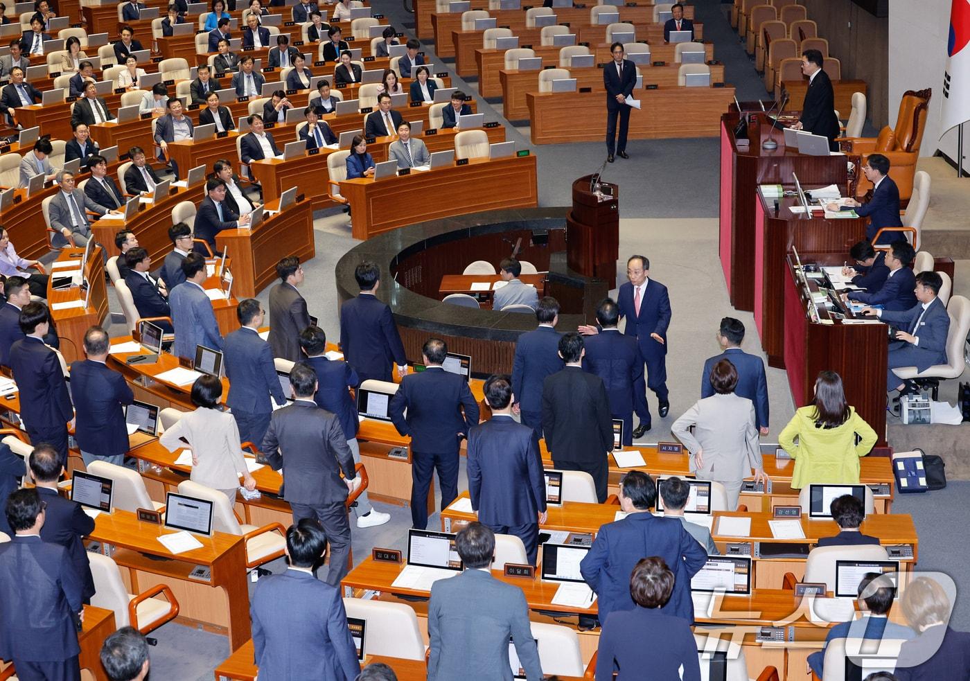 추경호 국민의힘 원내대표가 26일 오후 서울 여의도 국회에서 열린 제418회국회&#40;정기회&#41; 제9차 본회의에서 우원식 의장과 대화를 마치고 자리로 향하는 가운데 국민의힘 의원들이 정회를 요구하며 자리에서 일어나 있다. 이날 여당 추천 몫인 한석훈 국가인권위원 선출안이 득표율 39.93%로 부결되자 국민의힘은 여야 합의안인데 부결됐다며 항의했다. 2024.9.26/뉴스1 ⓒ News1 안은나 기자