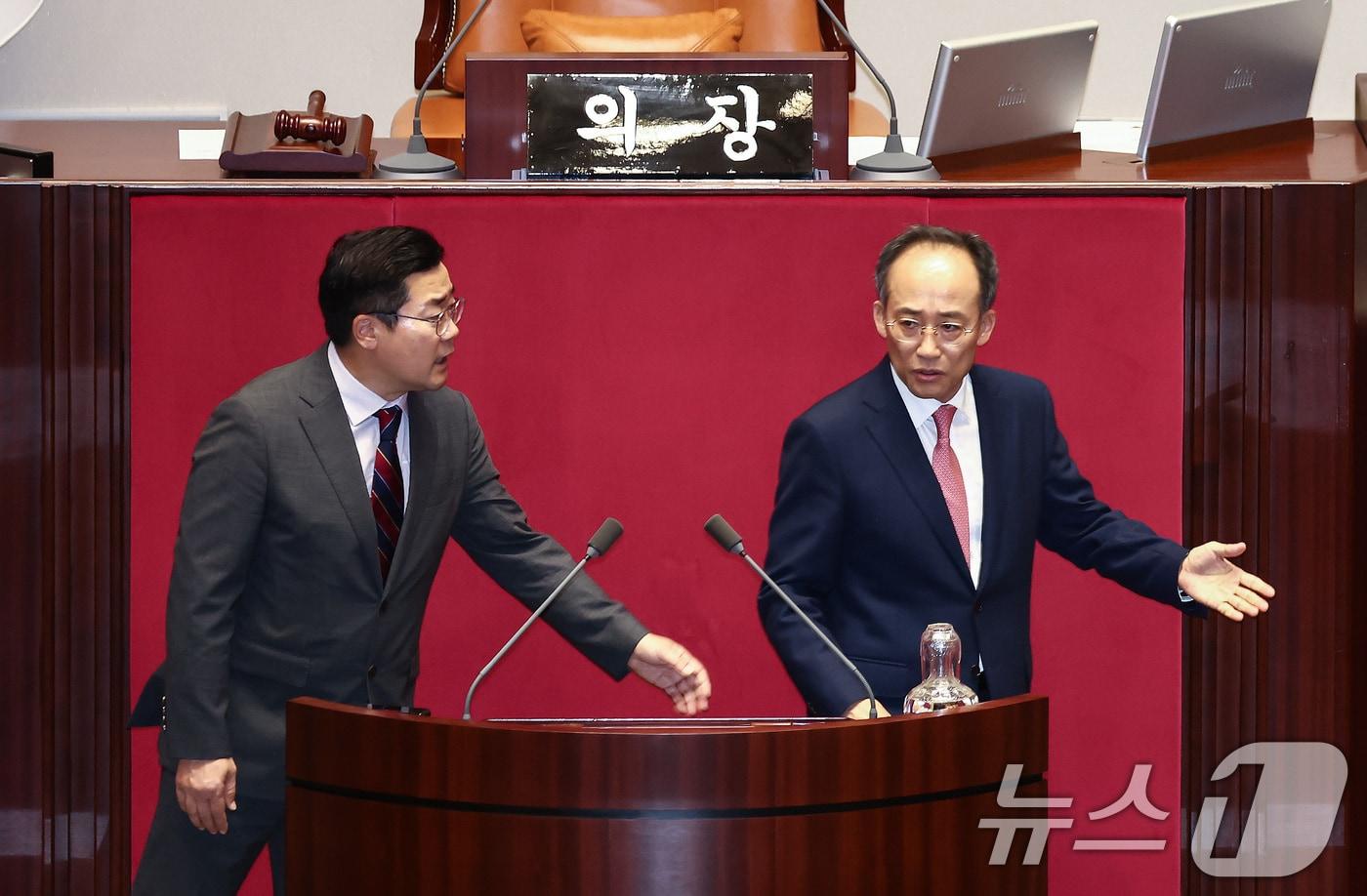 박찬대 더불어민주당, 추경호 국민의힘 원내대표가 26일 오후 서울 여의도 국회에서 열린 제418회국회&#40;정기회&#41; 제9차 본회의가 정회된 가운데 대화하고 있다. 이날 여당 추천 몫인 한석훈 국가인권위원 선출안이 득표율 39.93%로 부결되자 국민의힘은 여야 합의안인데 부결됐다며 항의했다. 2024.9.26/뉴스1 ⓒ News1 김민지 기자