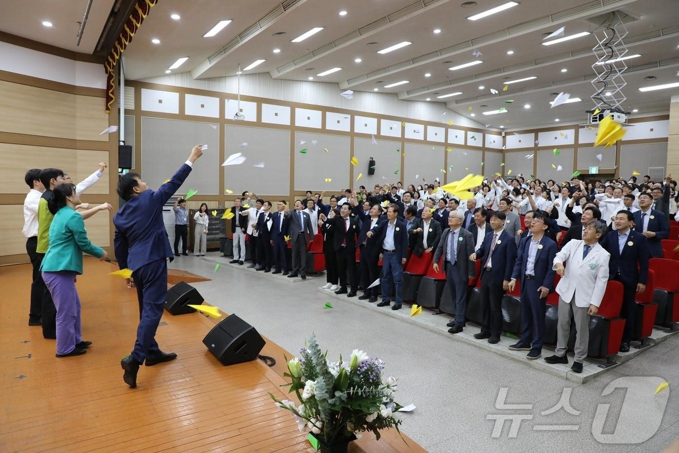 전남대학교병원이 26일 개최한 개원 114주년 기념식에서 전 직원들이 희망을 담아 날려 보내자는 의미로 종이비행기를 날리는 ‘희망을 날리다’ 퍼포먼스를 하고 있다.&#40;전남대병원 제공&#41; 2024.9.26