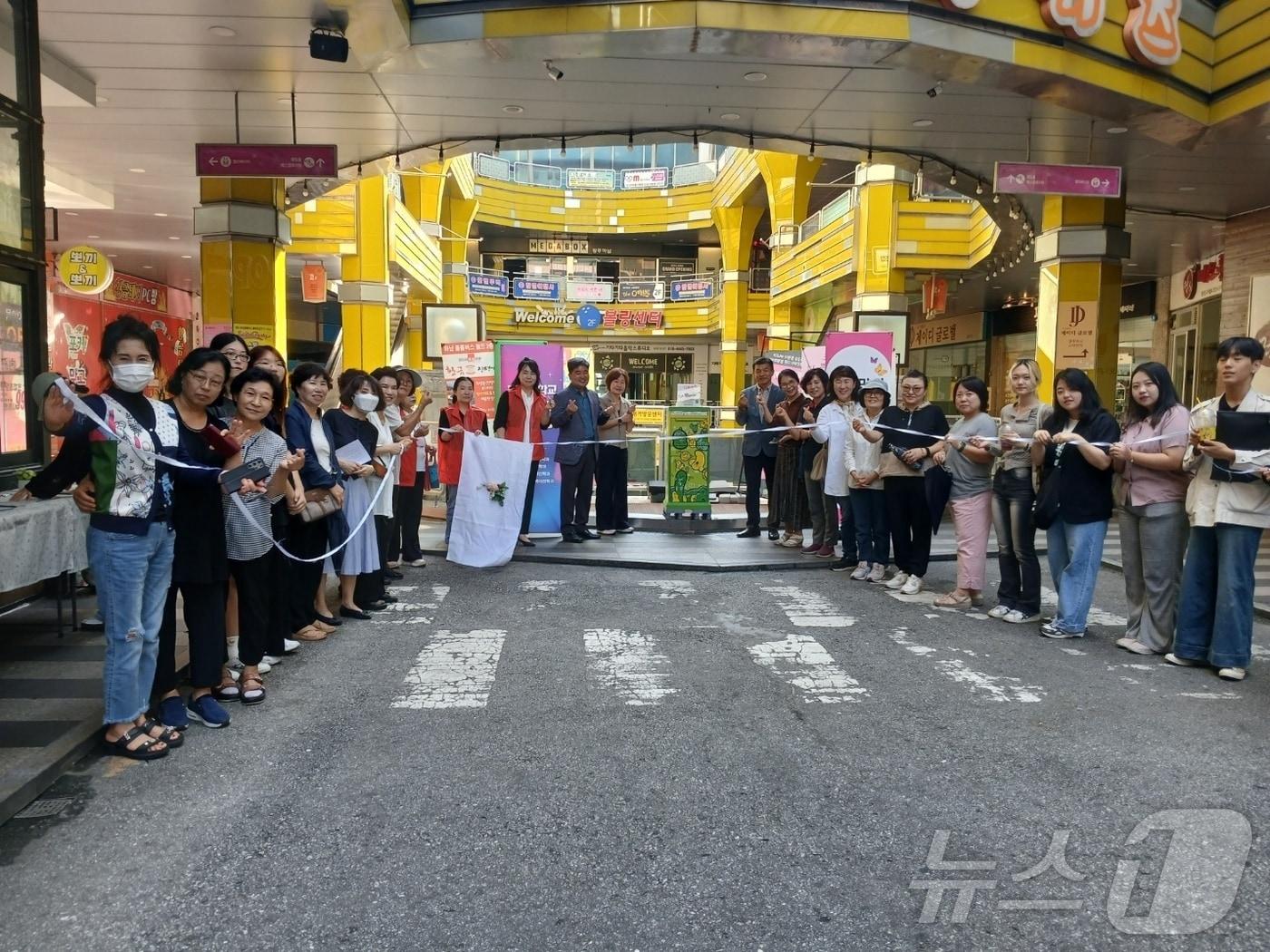 광주 광산구자원봉사센터 관계자들이 26일 우산동 콜럼버스 상가에 나비함&#40;나만의 비밀편지함&#41;을 설치하고 있다. &#40;센터 제공&#41; 2024.9.26/뉴스1