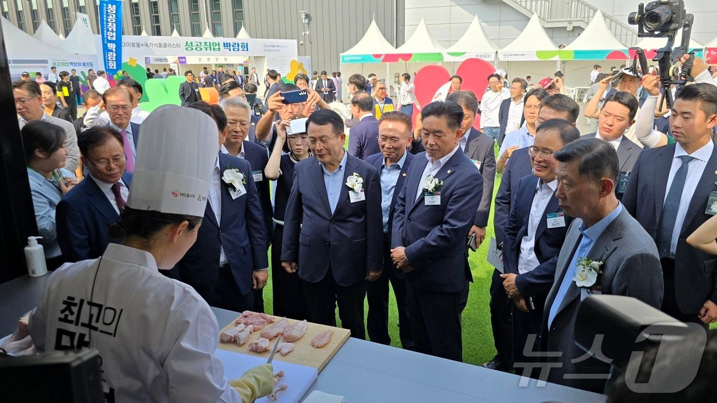 전북 익산 하림 퍼스트키친에서 열린 NS푸드페스타에서 진행된 닭 발골 쇼. 2024.9.26/뉴스1 ⓒ News1 서미선 기자