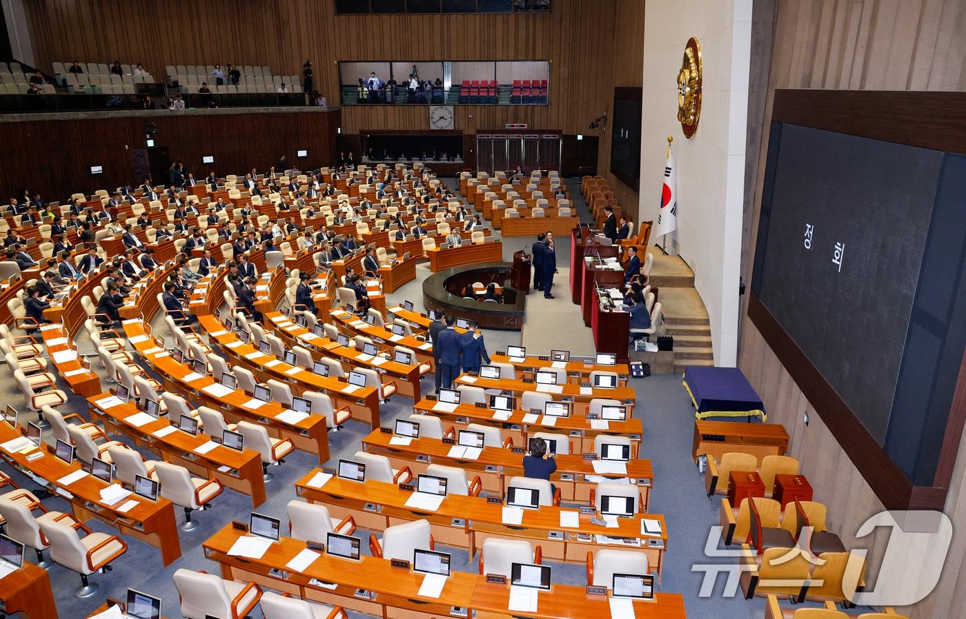 추경호 국민의힘 원내대표, 배준영 원내수석부대표, 박성준 더불어민주당 원내수석부대표가 26일 오후 서울 여의도 국회에서 본회의가 정회된 뒤 우원식 의장과 대화를 하고 있다. 이날 여당 추천 몫인 한석훈 국가인권위원 선출안이 부결되자 국민의힘이 항의, 회의가 정회됐다. 2024.9.26/뉴스1 ⓒ News1 안은나 기자