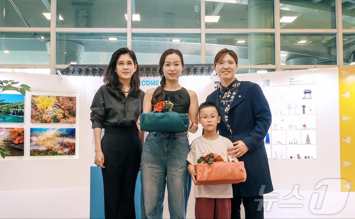 제주도를 찾은 중국 관광객 맞이에 나선 이부진 한국방문의해위원회 위원장과 장미란 문화체육관광부 제2차관&#40;한국방문의해위원회 제공&#41;