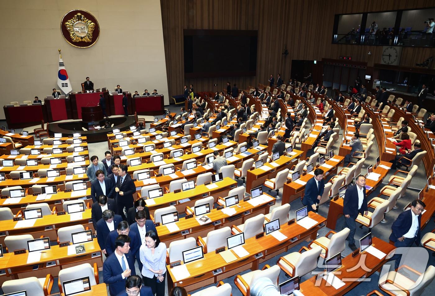 26일 오후 서울 여의도 국회에서 열린 제418회국회&#40;정기회&#41; 제9차 본회의에서 야당 의원들이 &#39;방송4법·노란봉투법·민생회복지원금법&#39; 재표결이 부결되자 규탄대회를 위해 본회의장을 퇴장하고 있다. 2024.9.26/뉴스1 ⓒ News1 김민지 기자