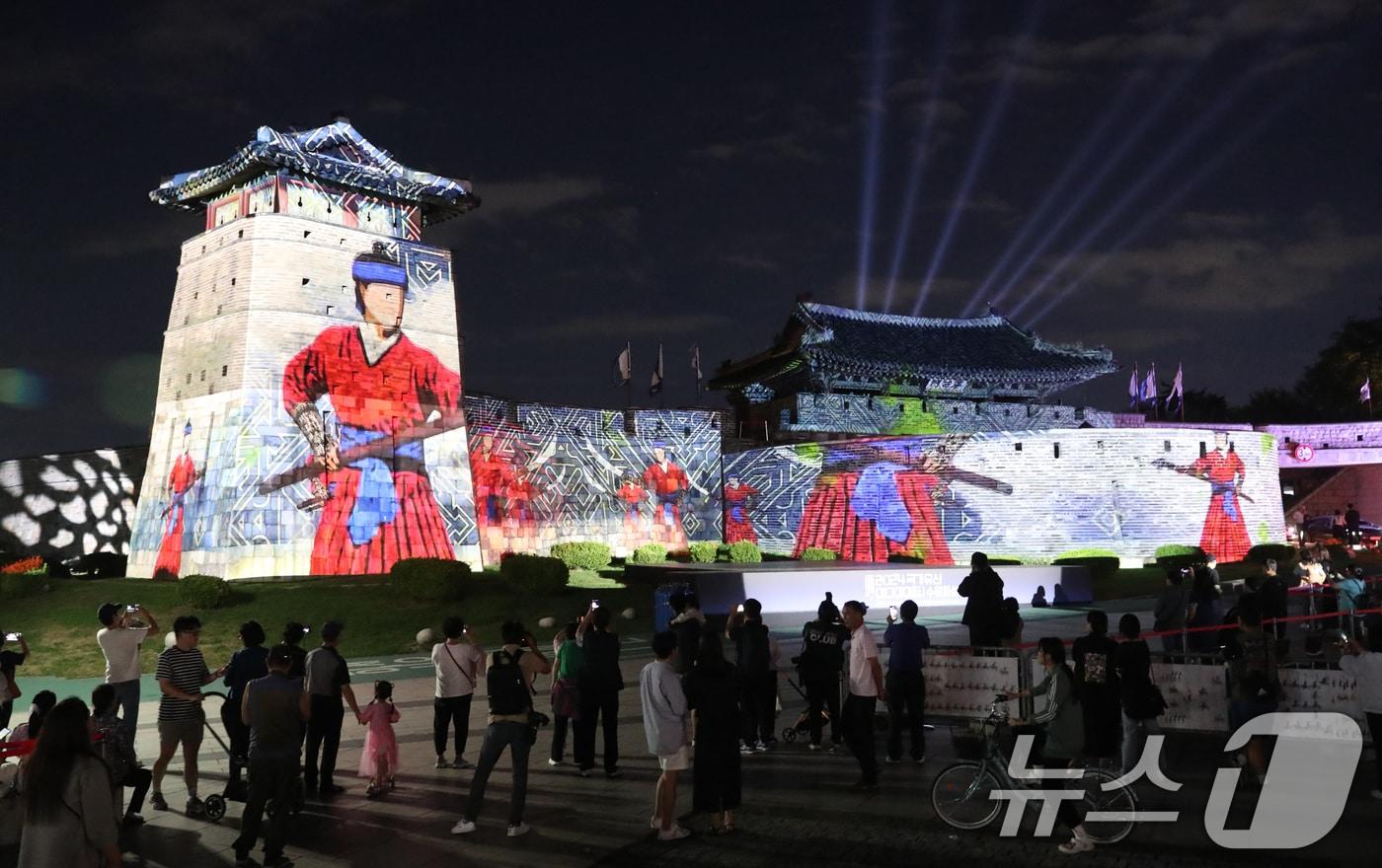 2024 수원화성 미디어아트 개막을 이틀 앞둔 26일 오후 경기 수원시 팔달구 수원화성 화서문 일대에서 미디어아트쇼 리허설이 진행되고 있다. 이번 2024 수원화성 미디어 아트는 ‘수원화성 화락&#40;和樂&#41;’을 주제로 수원화성의 주요 관광 거점인 화서문부터 장안문을 잇는 공간 전체에 실감 나는 몰입형 미디어아트가 펼쳐지며 오는 28일부터 다음달 20일까지 열린다. 2024.9.26/뉴스1 ⓒ News1 김영운 기자