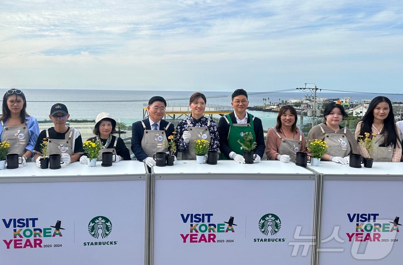 장미란 문화체육관광부 제2차관이 중화권 관광객과 모종 심기 체험을 기념하고 있다.ⓒ News1 윤슬빈 기자