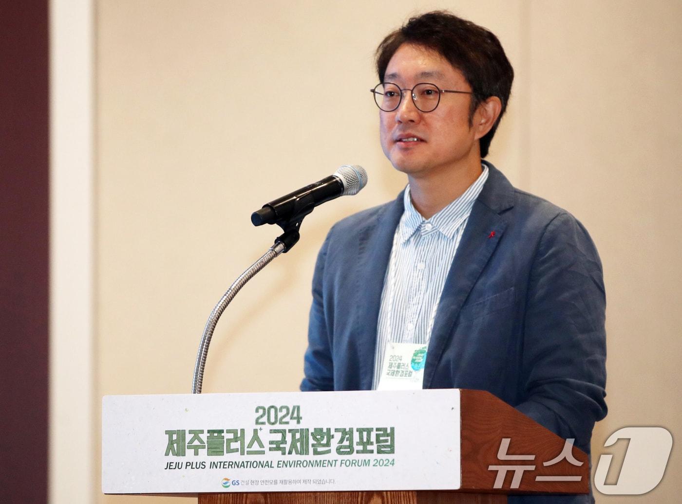 김영석 LG전자 기능성소재사업실장이 27일 제주부영호텔&리조트에서 열린 &#39;2024 제주플러스 국제환경포럼&#39; 제4세션에서 &#39;무기계항균첨가제를 활용한 플라스틱 성능·수명 향상 및 자연 순환소재로 순환 경제의 새로운 방안&#39;을 주제로 발표하고 있다. 2024.9.27/뉴스1 ⓒ News1 오현지 기자