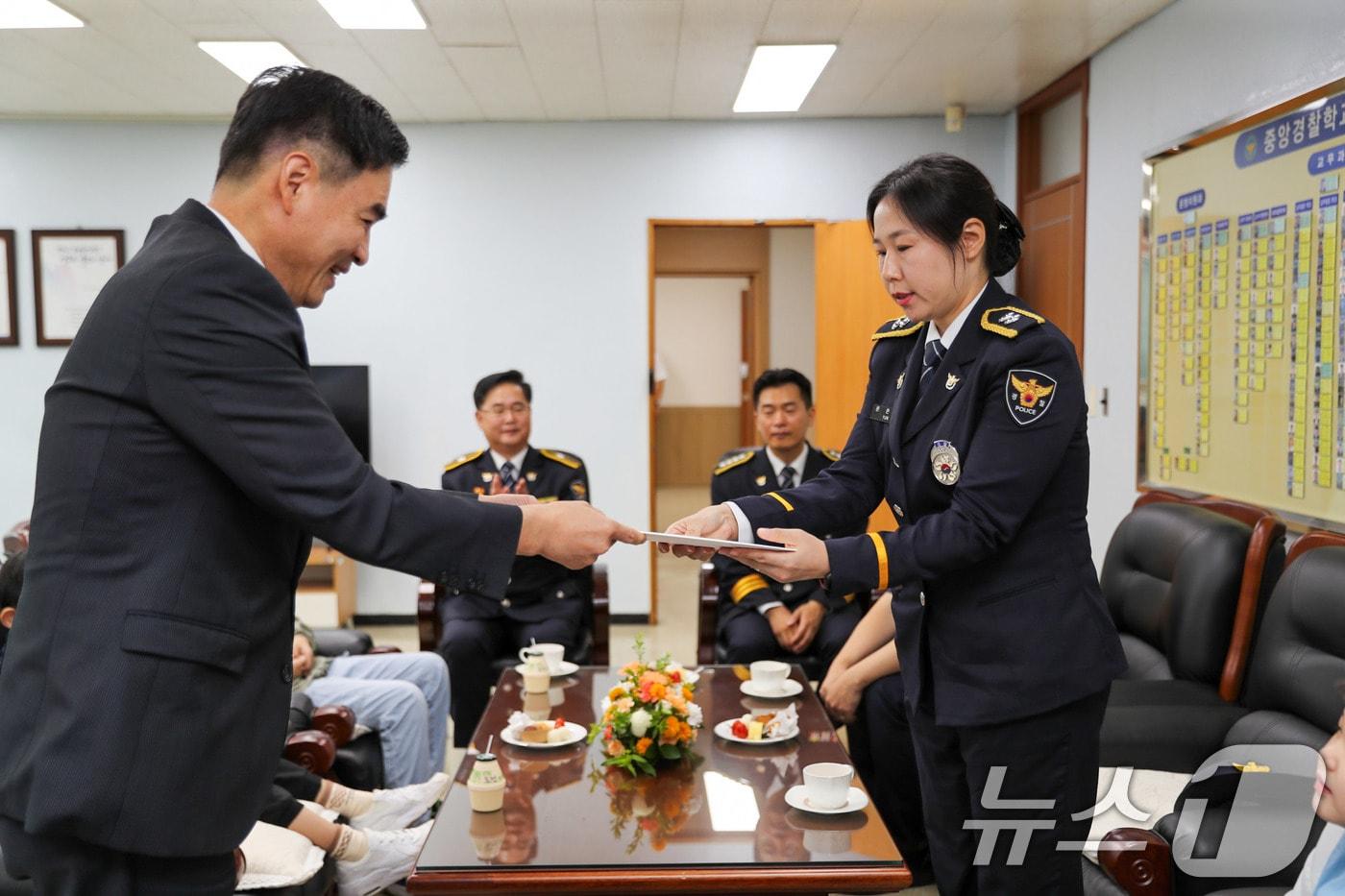 윤석열 대통령이 27일 신임 경찰관 314기 졸업식에 참석한 윤은정 순경과 그 가족에게 조상명 국정상황실장을 보내 축하 서한과 선물을 전달했다. &#40;대통령실 제공&#41; 2024.9.27/뉴스1 ⓒ News1 박지혜 기자