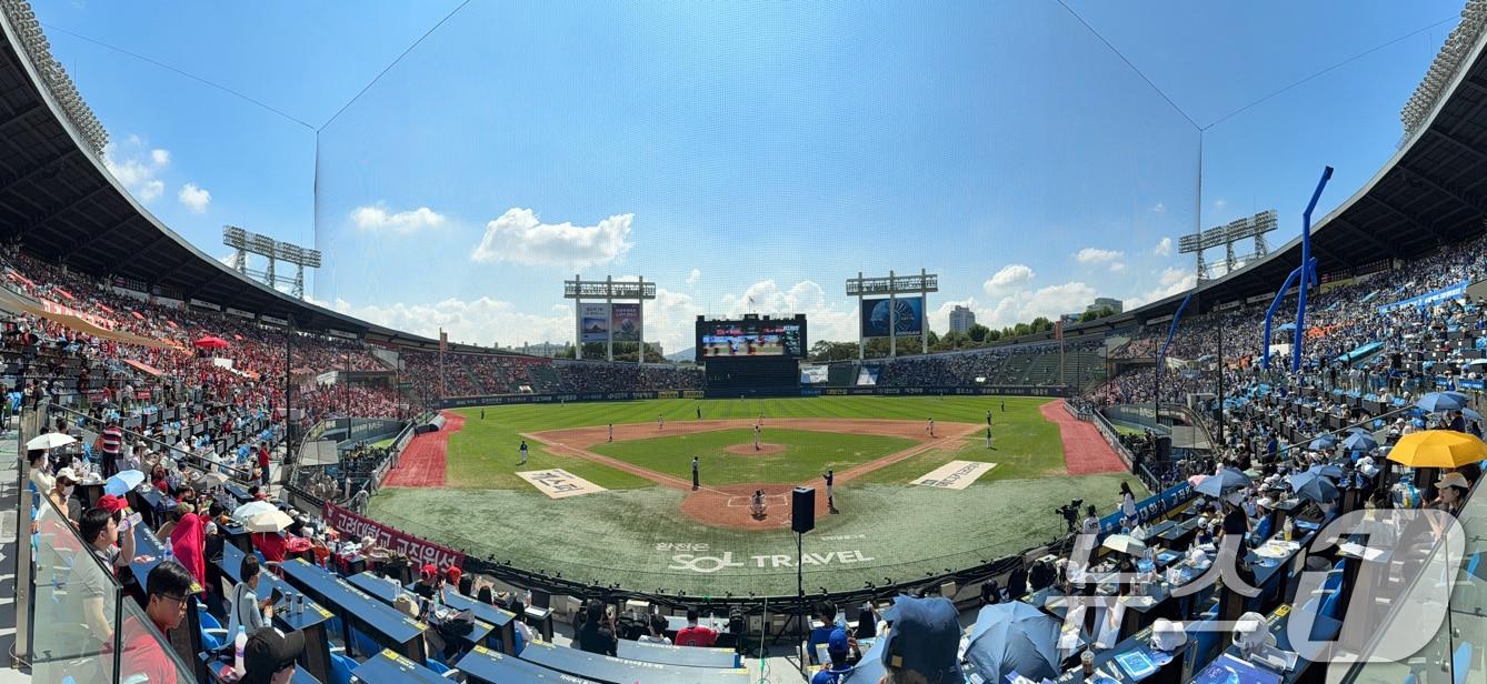 27일 서울 송파구 잠실야구장에서 열린 2024 정기 고려대학교·연세대학교 친선경기 대회&#40;이하 연고전&#41; 야구 경기가 펼쳐지고 있다..&#40;사진은 기사 내용과 무관함&#41; 2024.9.27/뉴스1 ⓒ News1 김진환 기자