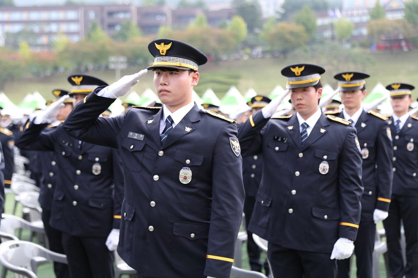 27일 충북 충주시 중앙경찰학교 대운동장에서 열린 중앙경찰학교 제314기 졸업식에서 신임 경찰관들이 경례를 하고 있다. &#40;경찰청 제공&#41;