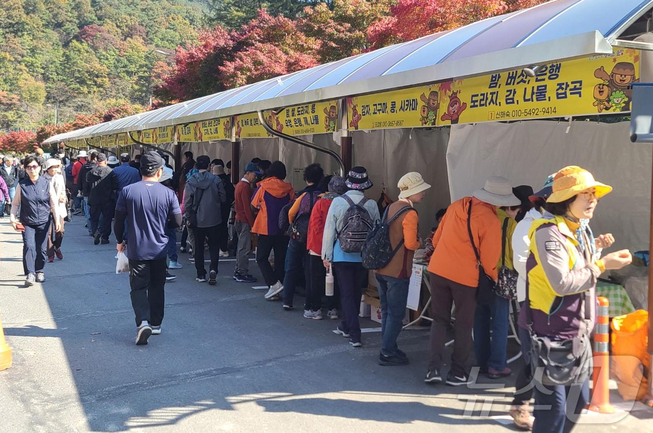 지난해 가을 운영된 전북자치도 순창군 강천산 농특산물 판매장 운영 모습.&#40;순창군 제공&#41;/뉴스1 