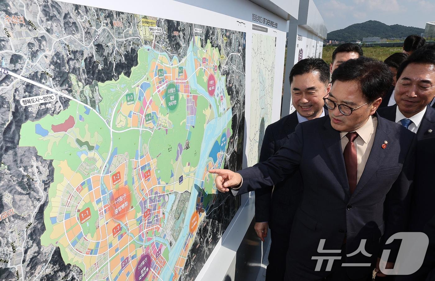 우원식 국회의장과 국회세종의사당 건립위원회 위원들이 27일 오후 세종시 세종동 국회세종의사당 예정 부지를 방문해 생활권 및 부지가 표시된 지도를 살펴보고 있다. 2024.9.27/뉴스1 ⓒ News1 장수영 기자