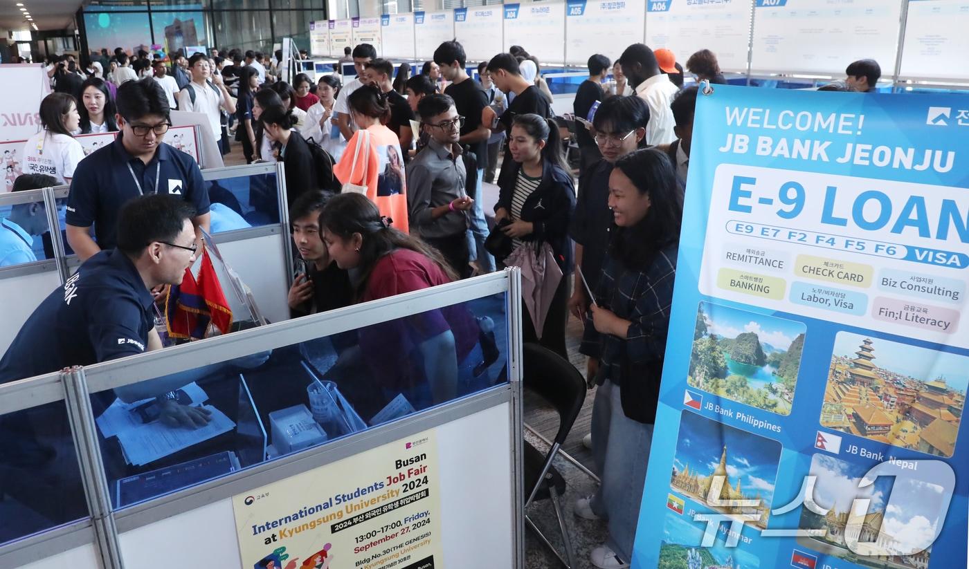 부산 남구 경성대학교 건학기념관 30호관에서 9월 27일 열린 &#39;2024 부산 외국인 유학생 취업박람회&#39;에서 외국인 유학생들이 면접을 보고 있다. /뉴스1 ⓒ News1 윤일지 기자