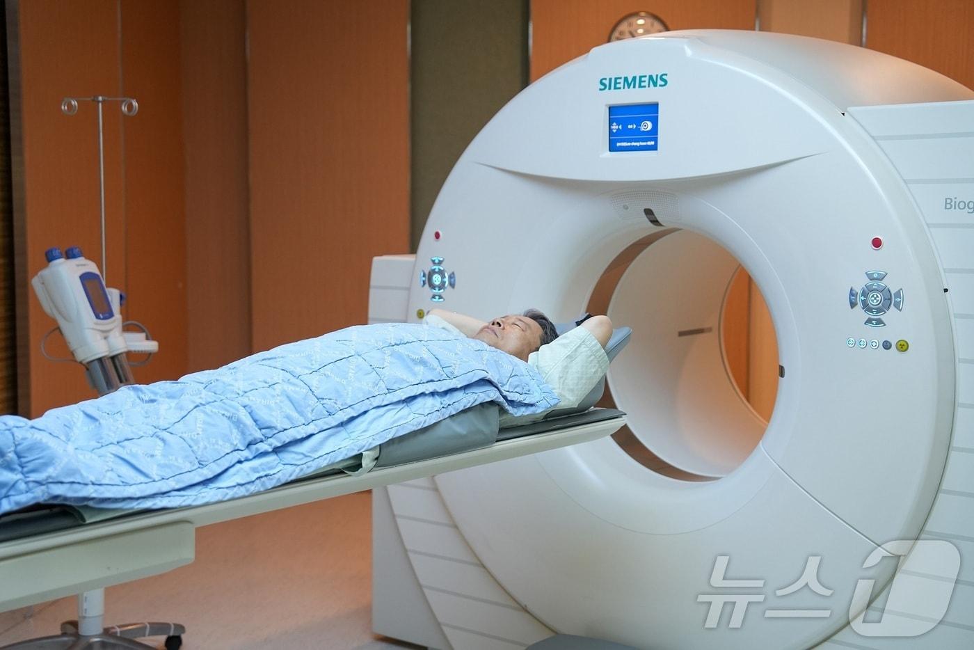 동남권원자력의학원 이창훈 원장이 부울경 최초로 도입된 Ga-68 PSMA-11 PET-CT 검사를 받고 있다.