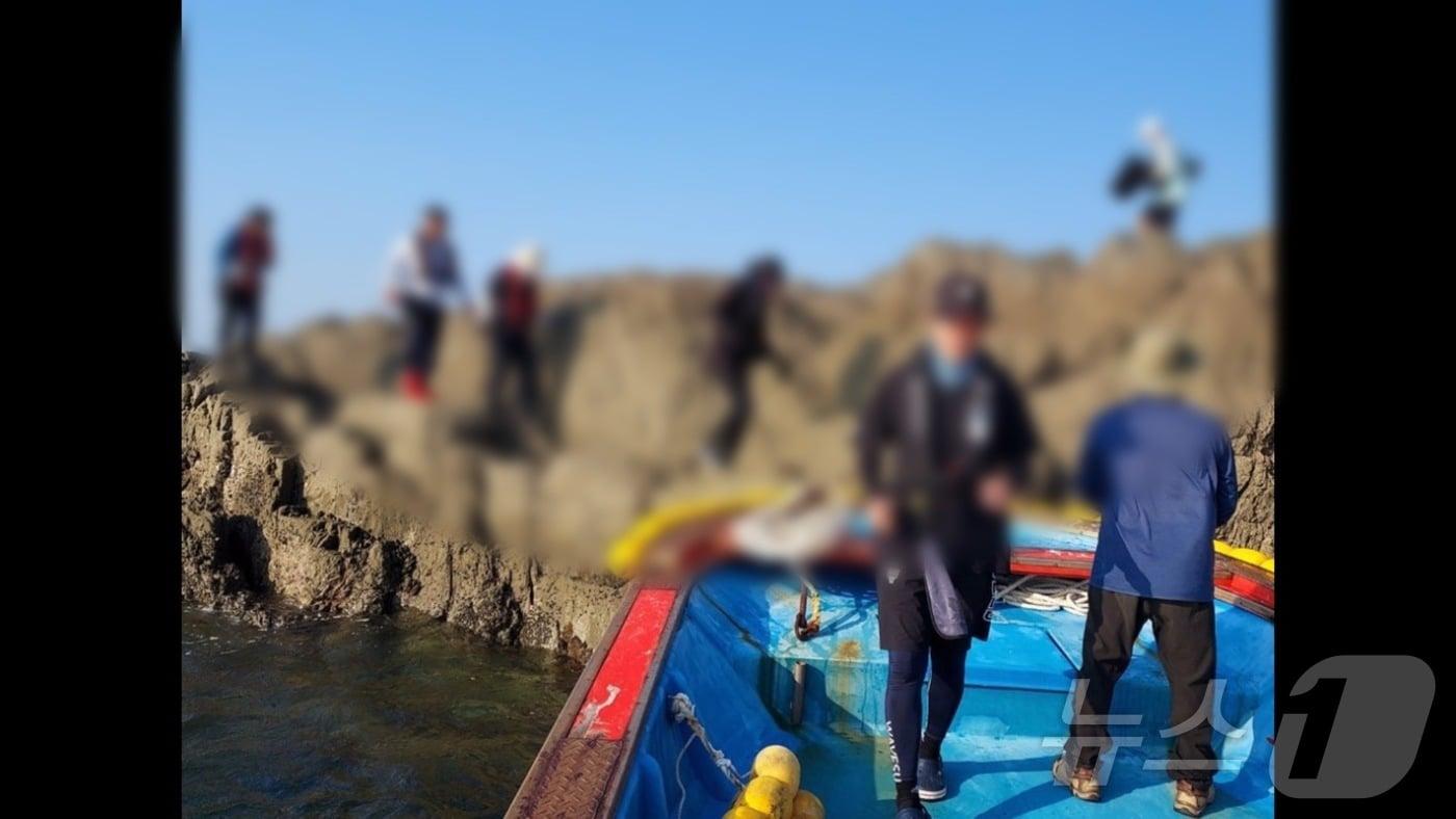 27일 오후 충남 보령 외횡견도 인근 해상에서 낚시어선이 좌초돼 해경이 승선원 구조 작업을 하고 있다. &#40;보령해경 제공&#41; /뉴스1