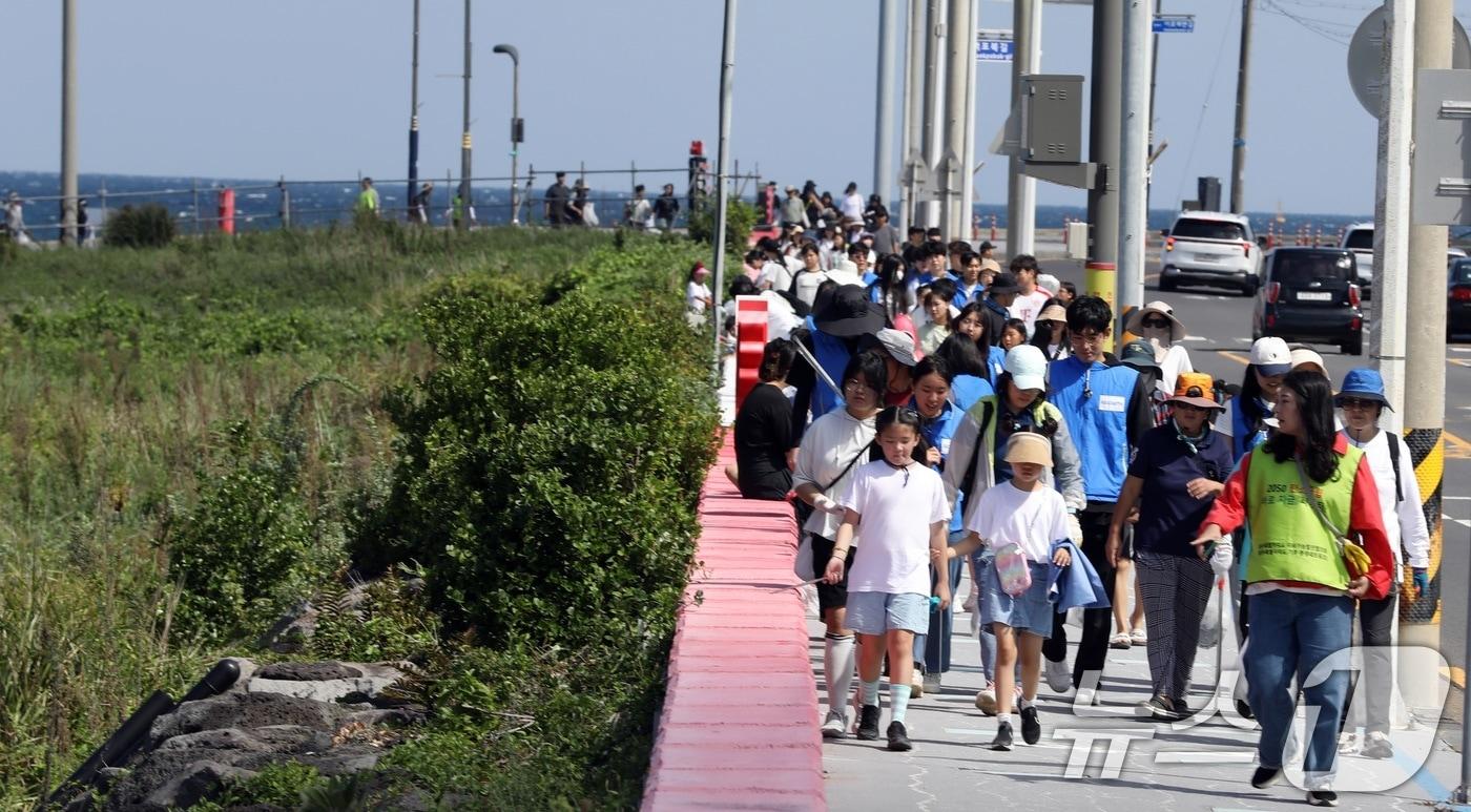 28일 제주시 이호해수욕장 인근에서 열린 &#39;걸으멍&#40;걷고&#41;, 도르멍&#40;뛰고&#41;, 주시멍&#40;줍고&#41;&#39; 제6회 &#39;제주 플로깅&#40;Jeju-Plogging&#41;&#39; 참가자들이 해안길을 걷고 있다. 이 행사는 제주도지속가능발전협의회와 뉴스1제주본부가 주최·주관했다. 2024.9.28/뉴스1 ⓒ News1 고동명 기자