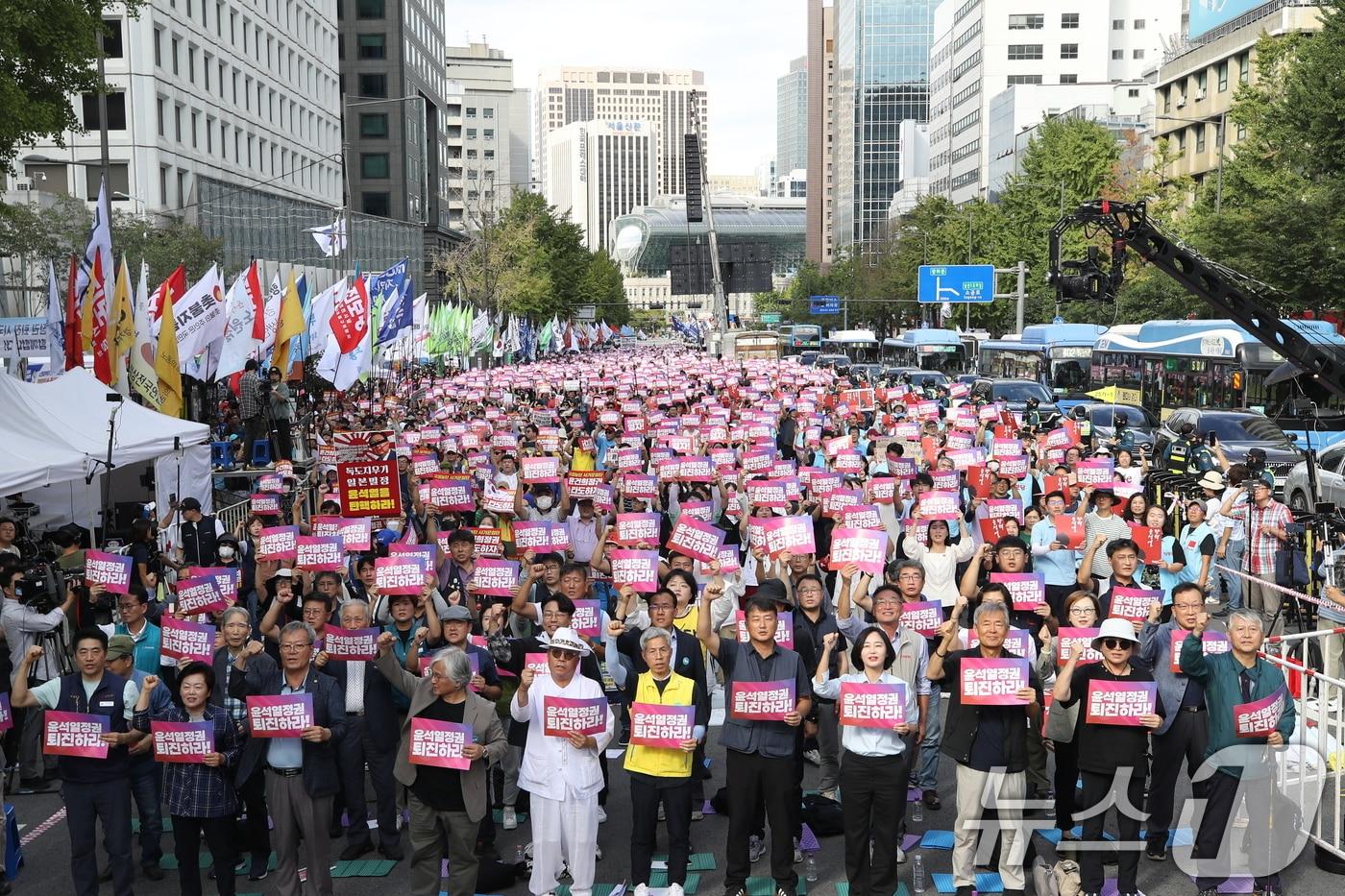 28일 오후 서울 중구 태평로 일대에서 열린 전국민중행동 주최 &#39;윤석열 정권 퇴진 전국동시다발 시국대회&#39;에서 참가자들이 정권 규탄 구호를 외치고 있다. 2024.9.28/뉴스1 ⓒ News1 오대일 기자