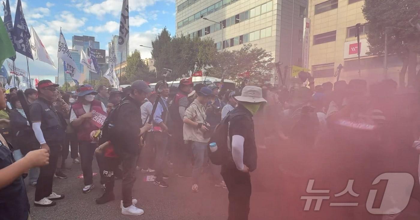  28일 오후 서울 한복판에서 열린 &#39;윤석열 정권 퇴진 시국대회&#39;에 참가한 진보단체 연합 회원들이 용산 대통령실로 행진하던 도중 용산구 숙대입구역 인근에서 연막탄을 터뜨렸다.ⓒ 뉴스1 김지호 기자