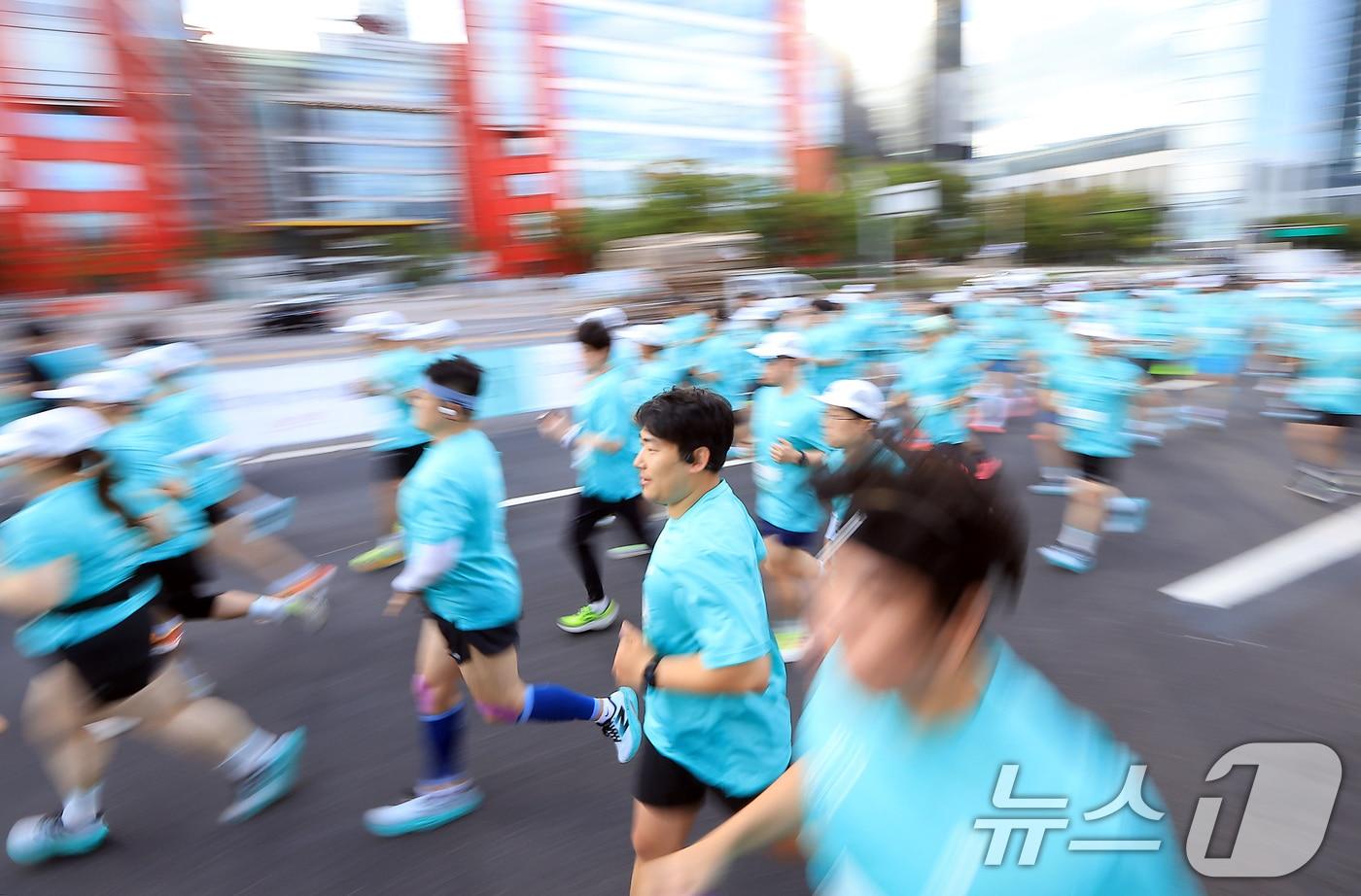 29일 오전 서울 영등포구 여의도공원 문화의마당에서 열린 2024 뉴발란스 마라톤 런 유어 웨이&#40;Run Your Way&#41;에서 참가자들이 힘차게 출발하고 있다. 2024.9.29/뉴스1 ⓒ News1 박정호 기자