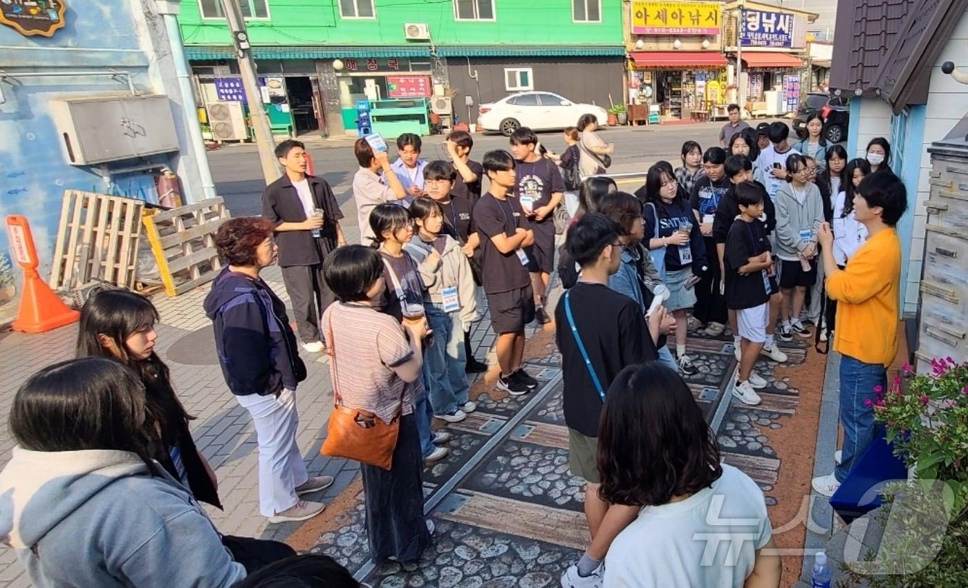 충북교육청 교육도서관은 지난 26일부터 29일까지 인천과 서울 일대에서 2024 같이&#40;가치&#41;책 문학기행 체인지&#40;體人智&#41;, 그 마지막 여정, 중등 2기를 운영했다.&#40;충북교육청 제공&#41;/뉴스1