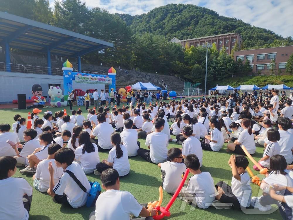 춘천시 지역아동센터 명랑운동회가 지난 28일 한림대학교 운동장에서 한기호·허영 국회의원, 육동한 춘천시장, 이용 아동 및 가족 800여명이 참석한 가운데 열렸다.&#40;춘천시지역아동센터 제공&#41;