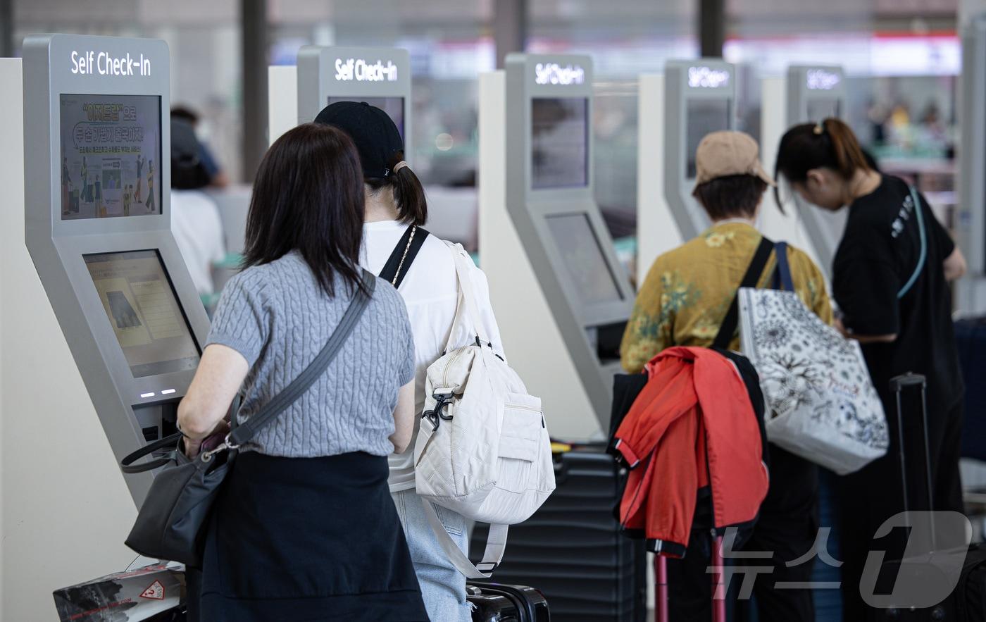 국군의날·개천절 징검다리 연휴를 앞둔 29일 인천국제공항 출국장이 여행객들로 붐비고 있다. 2024.9.29/뉴스1 ⓒ News1 이재명 기자