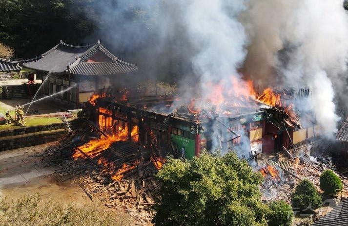 29일 광주 무등산 증심사 공양전에서 화재가 발생, 불길과 연기가 치솟는 가운데 소방대원들이 진화작업을 펴고 있다. 2024.9.29/뉴스1 ⓒ News1 김태성 기자