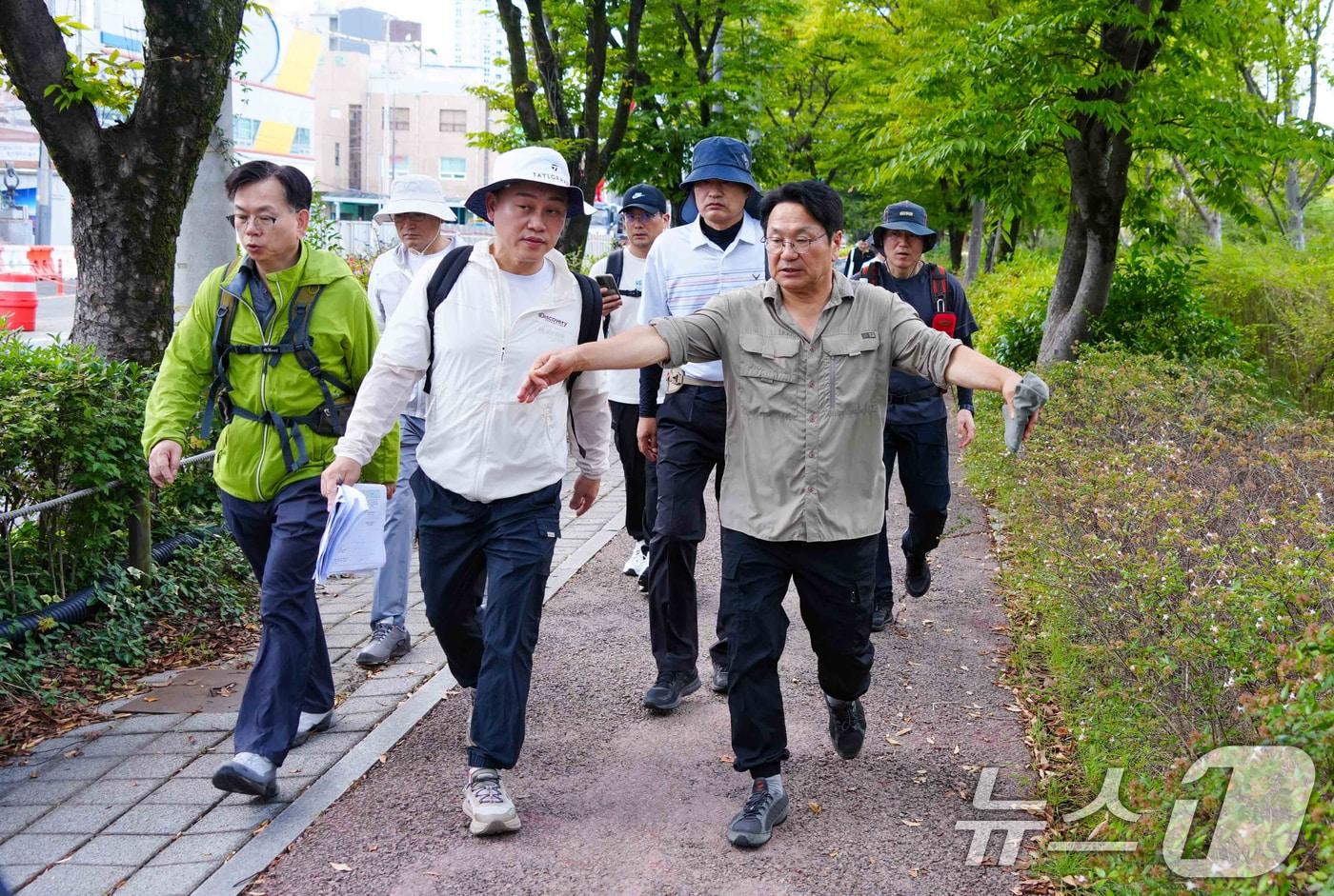 강기정 광주시장이 고광완 행정부시장, 박필순·최지현 시의원, 시민단체, 관계 공무원 등과 28일 도시철도 2호선 1단계 구간 친환경 녹색도로 조성을 위해 남구 푸른길 공원을 답사하고 있다.&#40;광주시 제공&#41;2024.9.29/뉴스1 