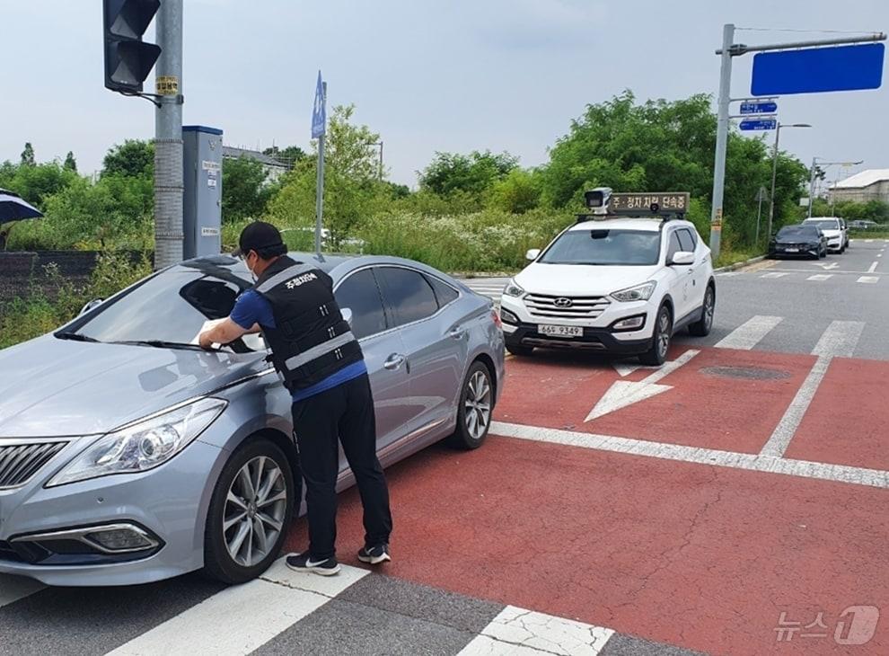 불법 주정차 단속 장면 &#40;자료사진&#41;/뉴스1