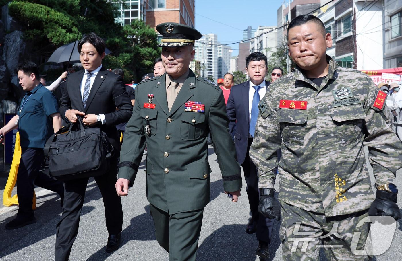 채 해병 순직사건 수사 이첩 관련 항명 및 상관명예훼손 혐의로 기소된 박정훈 전 해병대 수사단장&#40;대령&#41;이 3일 오전 서울 용산구 중앙지역군사법원에서 열린 7차 공판에 출석하고 있다. 2024.9.2/뉴스1 ⓒ News1 박정호 기자