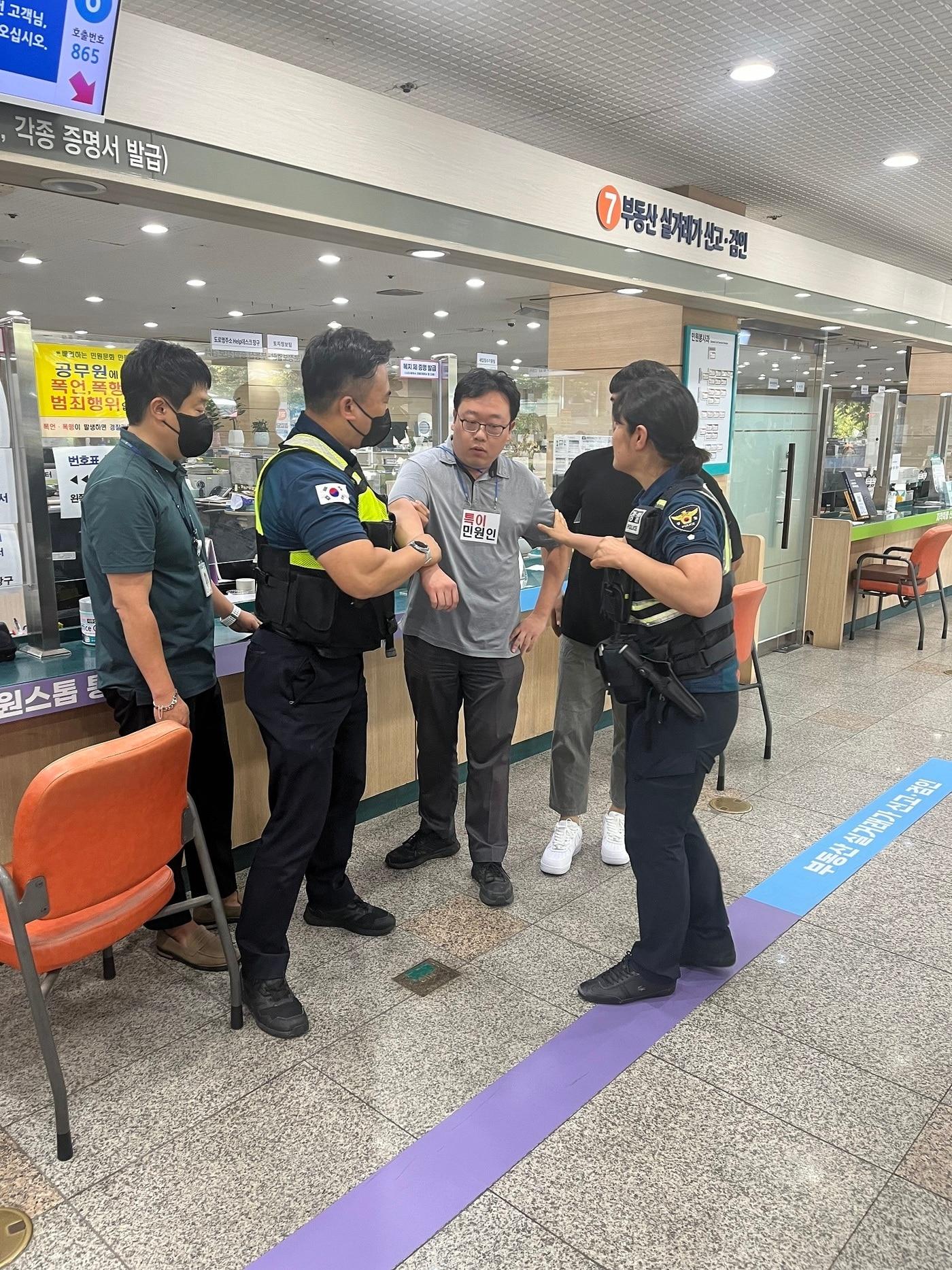  경기 군포시가 하반기 악성민원인 폭언‧폭행 등 비상상황 발생 대비 모의훈련&#39;을 하고 있다. &#40;군포시 제공&#41; 2024.9.3/뉴스1