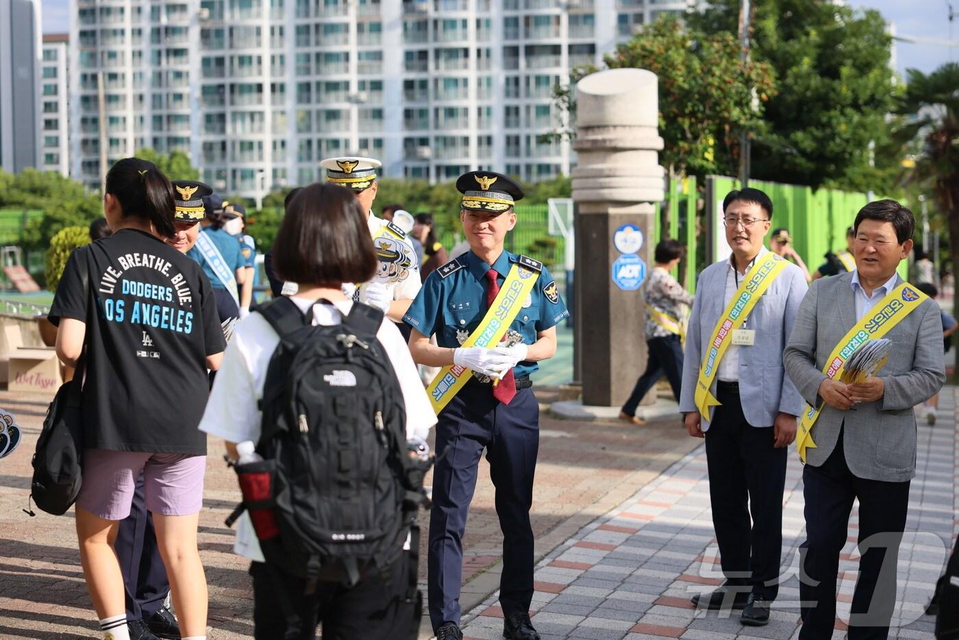 3일 오전 제주시 한라초등학교 앞에서 김수영 제주경찰청장&#40;가운데&#41;과 김광수 제주도교육감&#40;맨 오른쪽&#41;이 어린이 교통안전 합동 캠페인을 전개하고 있다.&#40;제주경찰청 제공&#41; ⓒ News1 홍수영 기자